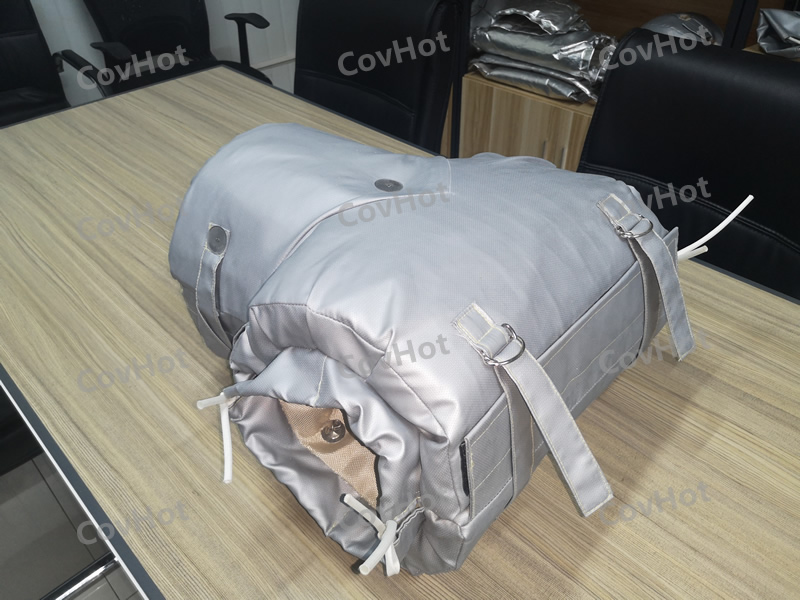 ? ? ? ?冬季氣溫逐漸變冷，我們大家自覺不自覺的都穿上了厚厚的衣服御寒。那么問題來了，我們的設(shè)備是否“穿暖”了？要不要穿些東西？穿哪些可以溫暖過冬？ ? ? ? ?石油，電力，化工等很多行業(yè)裝置每年冬季都會開展設(shè)備防凝凍工作，目的就是不凍壞一臺設(shè)備、一條管線。設(shè)備凝凍只是因為環(huán)境溫度的降低，解決這個問題常規(guī)來說不外乎就是做保溫。 ? ? ? ?為此，科好特開發(fā)了可以與閥門及設(shè)備一同工作的可拆裝保溫產(chǎn)品，安裝和拆卸變得容易，可反復(fù)使用。<a href=http://www.kafl.cn/e/tags/?tagname=%E9%98%80%E9%97%A8%E4%BF%9D%E6%B8%A9 target=_blank class=infotextkey>閥門保溫</a>產(chǎn)品用材屬于輕質(zhì)柔性無石棉材料，在高度復(fù)雜和狹窄的區(qū)域同樣可以很好使用，無論是截止閥、球閥等均可安裝。通常用戶只需提供閥門名稱型號和同一型號數(shù)量清單即可訂購相應(yīng)的可拆卸<a href=http://www.kafl.cn/e/tags/?tagname=%E9%98%80%E9%97%A8%E4%BF%9D%E6%B8%A9%E5%A5%97 target=_blank class=infotextkey><a href=http://www.kafl.cn/e/tags/?tagname=%E9%98%80%E9%97%A8%E4%BF%9D%E6%B8%A9 target=_blank class=infotextkey>閥門保溫</a>套</a>了，特殊類型需要提供詳細規(guī)格或尺寸。可拆卸<a href=http://www.kafl.cn/e/tags/?tagname=%E9%98%80%E9%97%A8%E4%BF%9D%E6%B8%A9 target=_blank class=infotextkey>閥門保溫</a>產(chǎn)品外觀漂亮整潔、表面可擦洗，環(huán)保，無污染。 ? ? ? ?給閥門穿上“保暖衣”，給企業(yè)“錦上添花”！